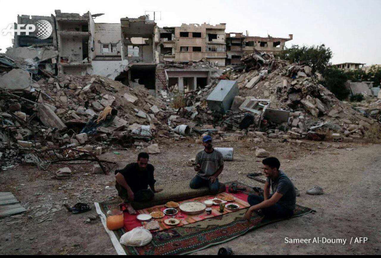 عکس خبرگزاری فرانسه از افطار در ویرانه های یکی از شهر های جنگ زده در سوریه